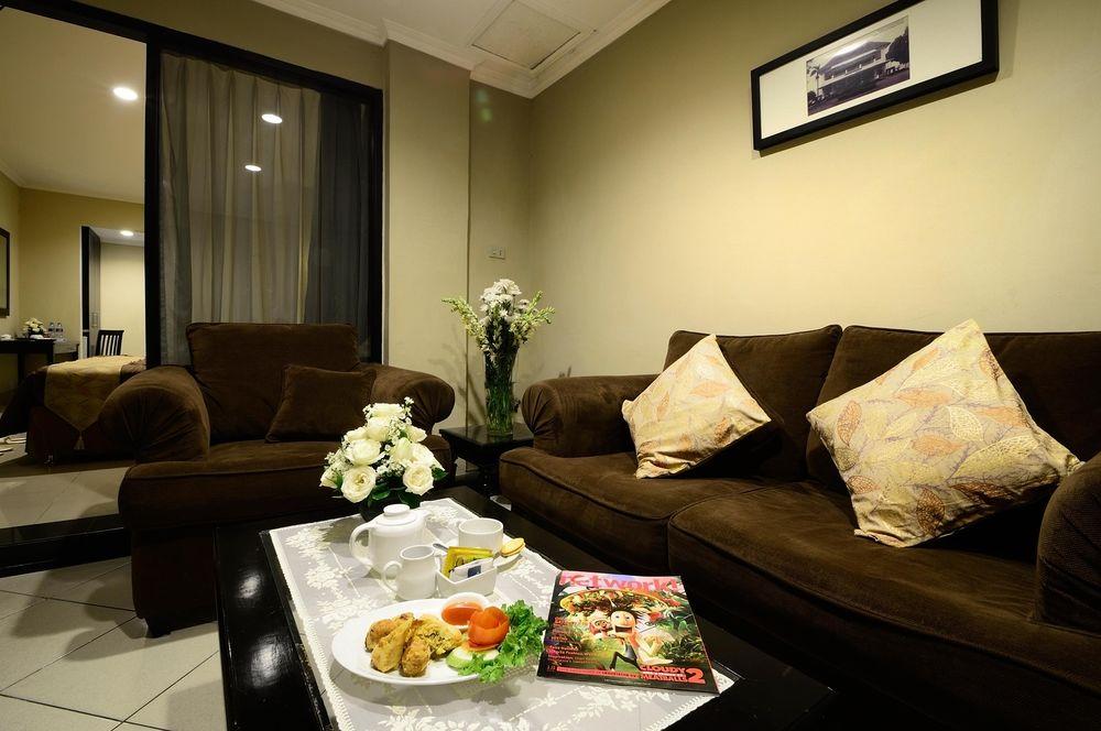 Capital O 534 Sriwijaya Hotel Jakarta Exterior photo
